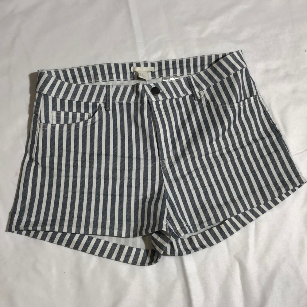 - H&M gray /White‎ women’s  short  size 10